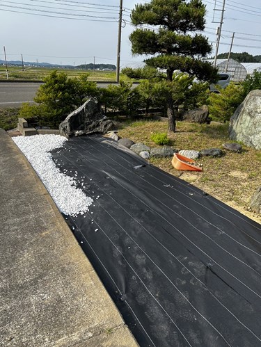 整地、防草シート、白い玉砂利